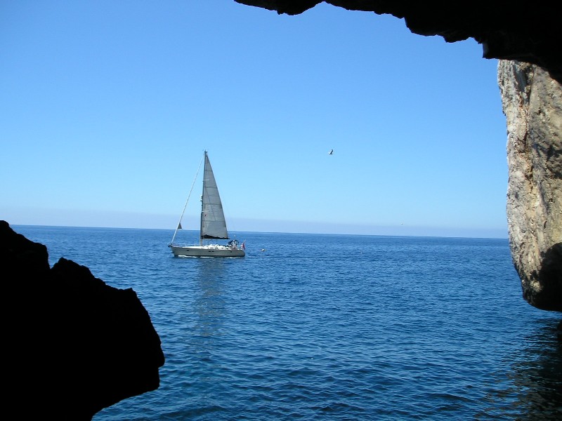 Pohled z jeskyně na moře